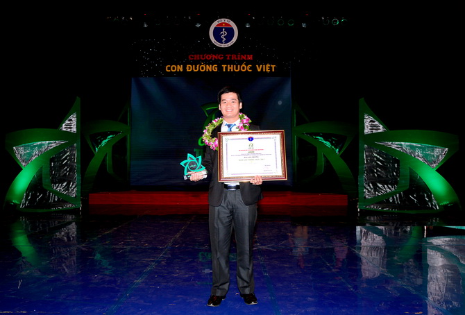 Hình ảnh trao giải Con Đường Thuốc Việt